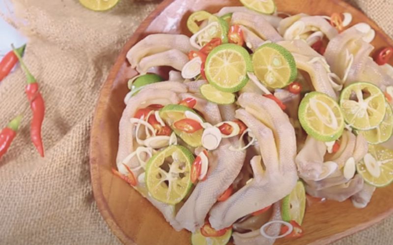Duck feet soaked with lemongrass and chili