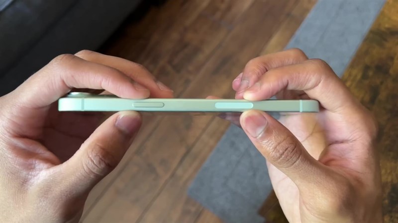 iPhone 15 Plus mỏng và cho cảm giác cầm nắm dễ chịu.