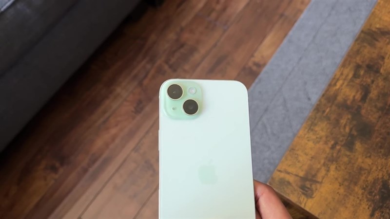 iPhone 15 và 15 Plus vẫn giữ nguyên cấu trúc camera với hai ống kính ở phía sau và một ống kính ở mặt trước
