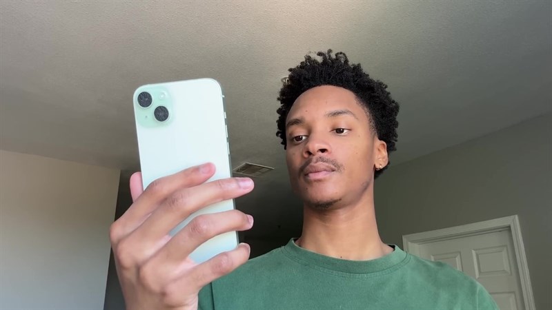 Thay đổi thứ hai trong thiết kế của iPhone 15 và 15 Plus là phần viền cong dọc theo khung nhôm