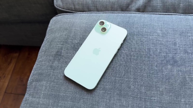 iPhone 15 Plus vẫn có tổng thể quen thuộc.