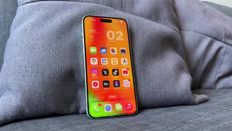 iPhone 15 Plus mang đến những nâng cấp đáng chú ý về màn hình, pin, hiệu suất và camera so với phiên bản trước.