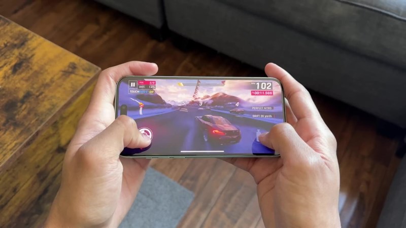 Chip Apple A16 Bionic của năm ngoái là trái tim của chiếc iPhone 15 Plus mới.