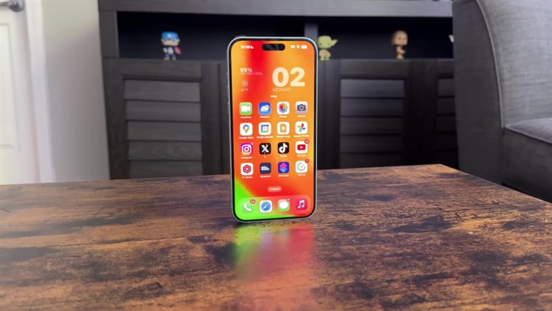 Viền màn hình của iPhone 15 Plus vẫn mỏng và gọn gàng.