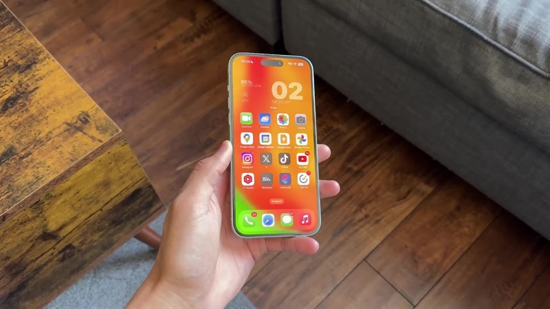 iPhone 15 Plus vẫn giữ nguyên kích thước 6.7 inch và độ phân giải 1.290 x 2.796 pixels cùng với công nghệ màn hình OLED Super Retina XDR.