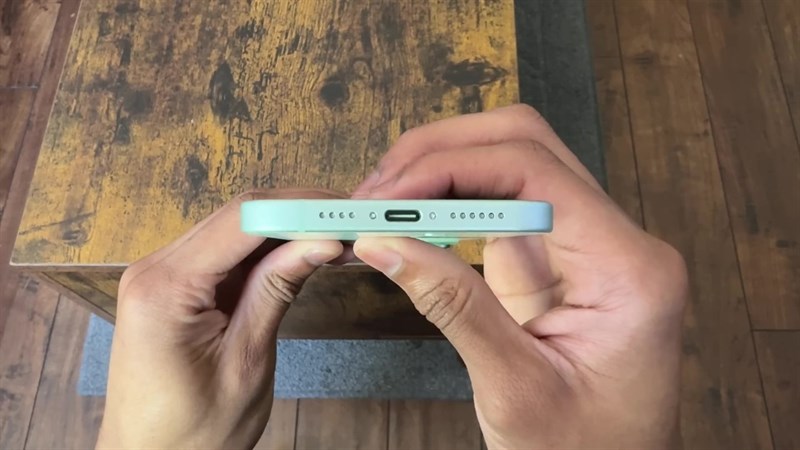 iPhone 15 Plus sử dụng cổng USB-C ở phía dưới.