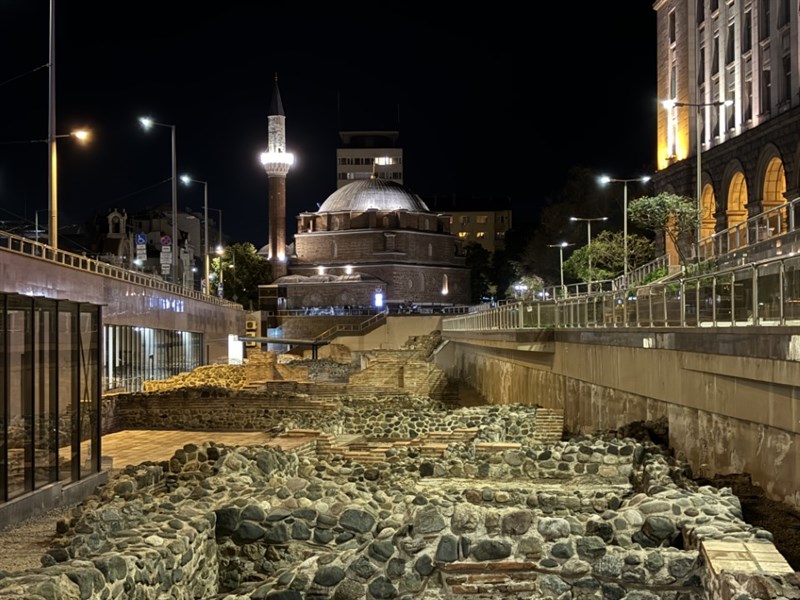 Ảnh chụp đêm zoom 2x bật Night mode.