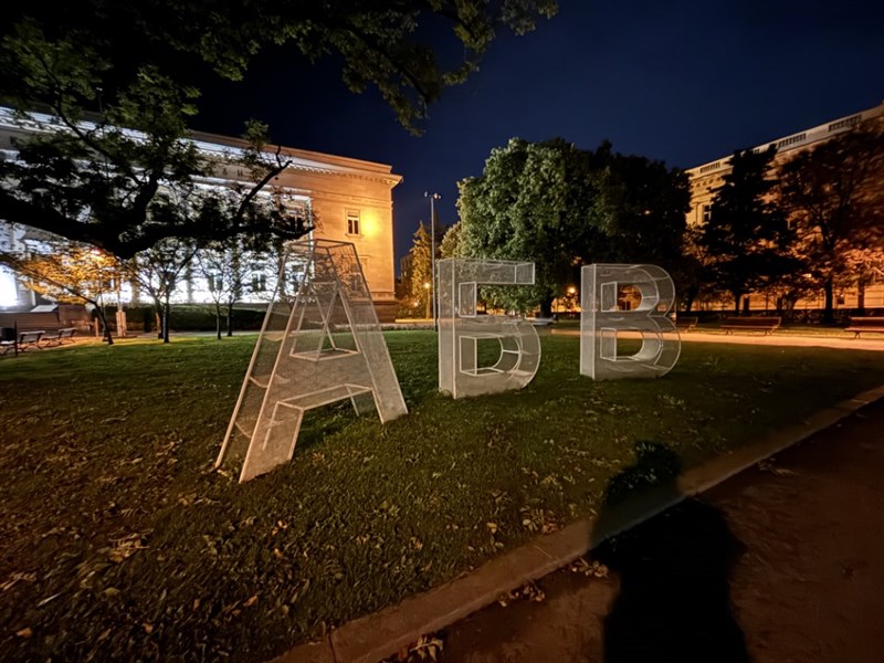 Ảnh chụp đêm từ camera góc siêu rộng.