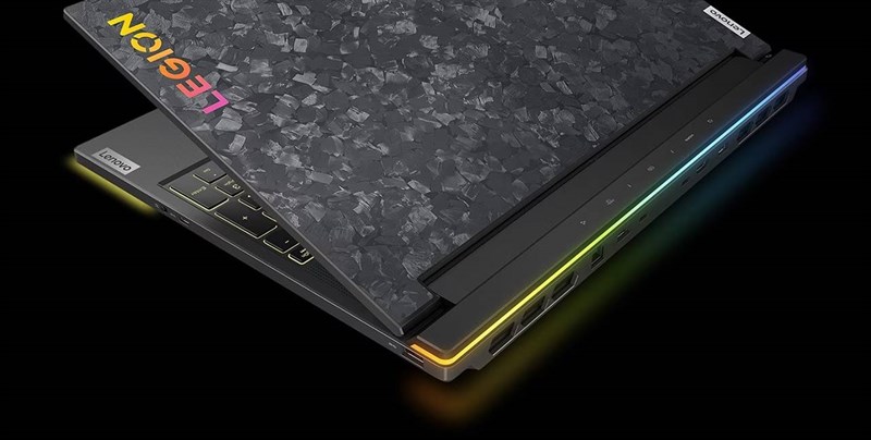 Lenovo Legion 9 16IRX8 sở hữu thiết kế sang trọng và hiện đại với mặt lưng được làm bằng carbon tạo cảm giác chắc chắn và bền bỉ