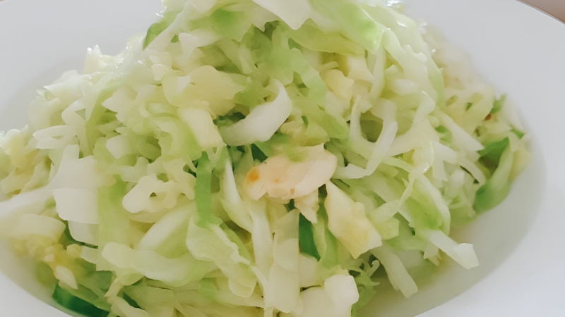 Stir-fried red cabbage with garlic