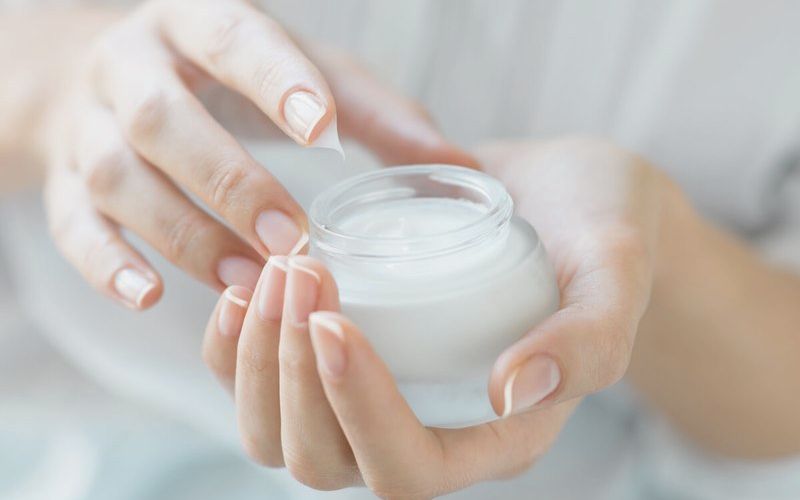 Propylene glycol được thêm vào mỹ phẩm để giữ ẩm cho da
