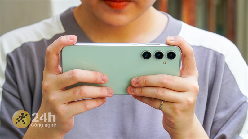 Galaxy S23 FE khi cầm trên tay. Galaxy S23 FE khi cầm trên tay.