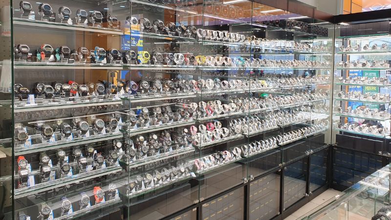 Đồng hồ trưng bày tại Thế Giới Di Động