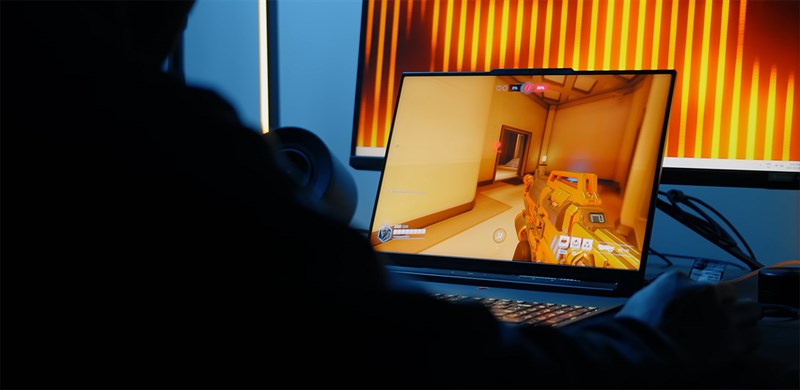 Màn hình Lenovo Legion 9 16IRX8 còn mang đến chất lượng hiển thị rất tuyệt vời để giải trí cũng như làm việc