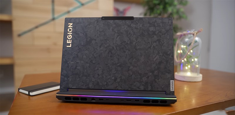 Lenovo Legion 9 16IRX8 được thiết kế rất sang trọng và không kém phần thân thuộc