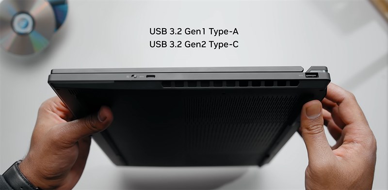 Cạnh phải của Lenovo Legion 9 16IRX8