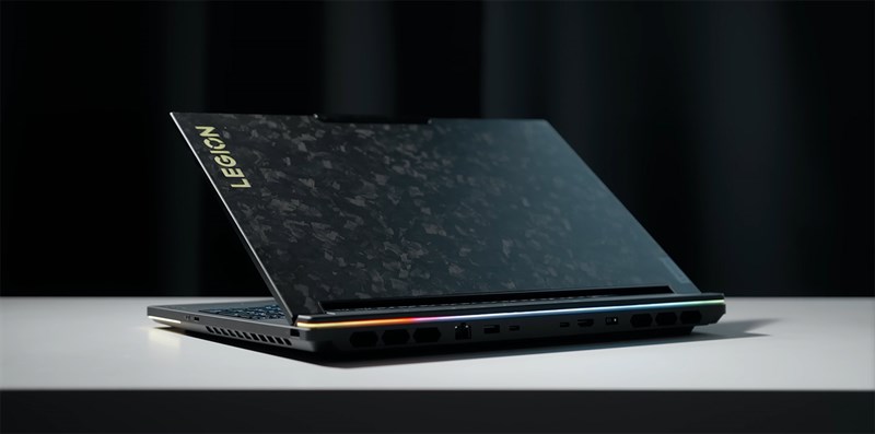 Lenovo Legion 9 16IRX8 sở hữu kích thước vừa phải để bỏ vào balo