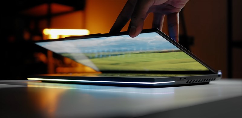 Lenovo Legion 9 16IRX8 còn được trang bị đèn led gầm đẹp mắt