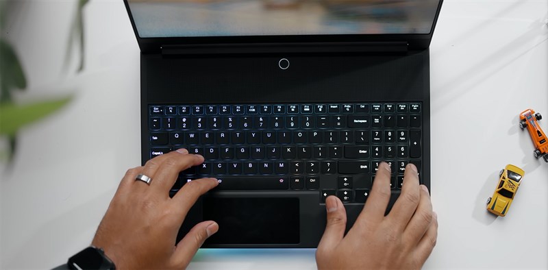 Lenovo Legion 9 16IRX8 còn được trang bị hệ thống bàn phím layout 98%