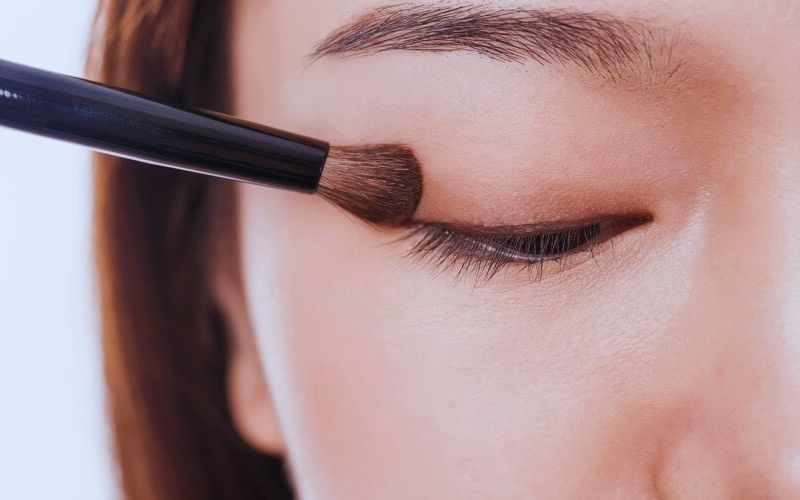 Trang điểm có thể cải thiện mắt mí lót