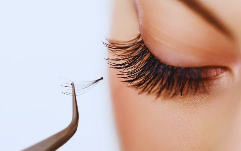 Nối mi với mắt mí lót không được khuyến khích