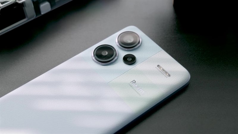 Note 13 Pro+ cũng thay thế camera tele bằng một camera chính có độ phân giải siêu cao