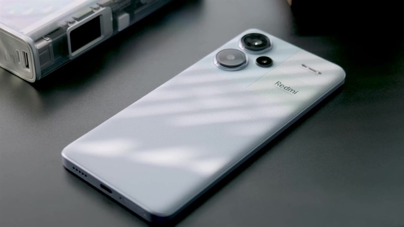 Nắp lưng của Redmi Note 13 Pro+ có hơi rung nhẹ khi mở âm lượng lớn.