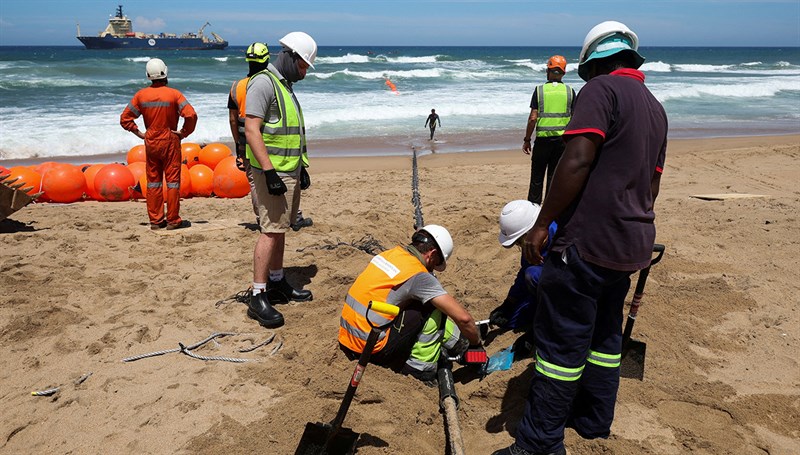 Kế hoạch của Việt Nam là đầu tư hạ tầng xây dựng thêm nhiều tuyến cáp quang biển (Ảnh: Reuters)