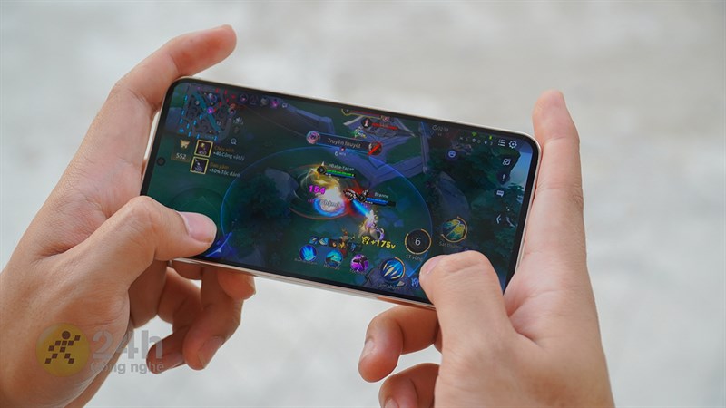 Galaxy S23 tuy cho trải nghiệm cầm nắm rất thích nhưng do tay mình lớn nên khi chơi game hay bị bấm nhầm nút