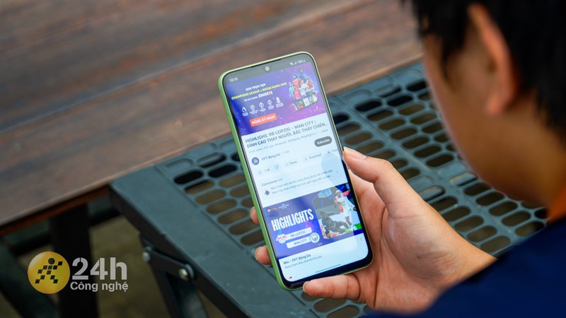 Nên chọn các mẫu điện thoại có pin và màn hình  lớn để mẹ sử dụng thoải mái