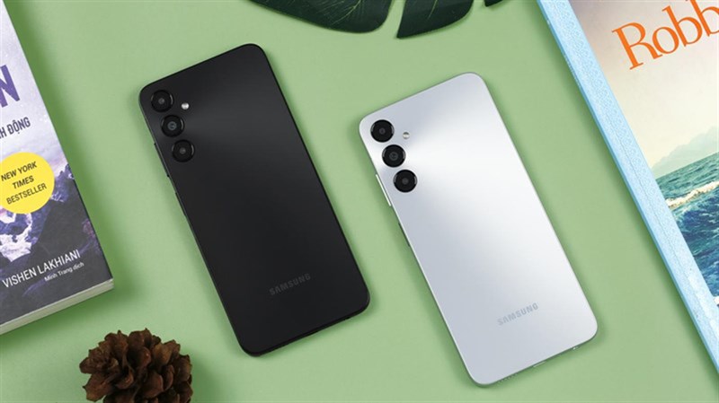 Galaxy A05s có thiết kế sang trọng và hiện đại, mặt lưng được làm từ chất liệu cao cấp.