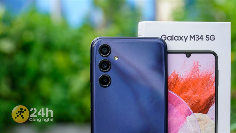 Camera sau của Galaxy M34 5G cũng được đặt theo dạng thả nổi với phần viền bao quanh mỗi ống kính.