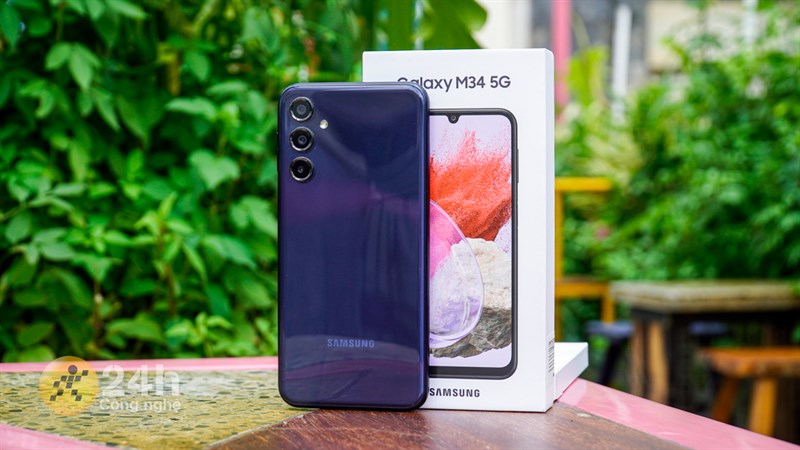 Galaxy M34 5G vẫn được Samsung lựa chọn tổng thể thiết kế bo cong mềm mại quen thuộc.