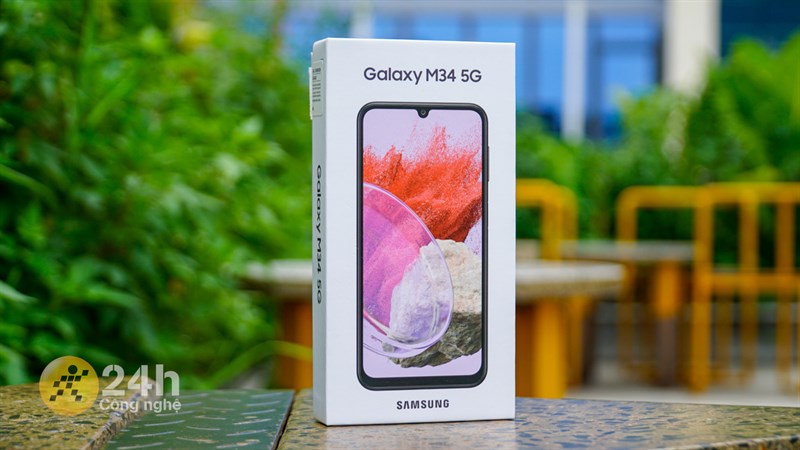 Hộp đựng của Galaxy M34 5G có thiết kế nhỏ gọn cùng tone màu trắng chủ đạo