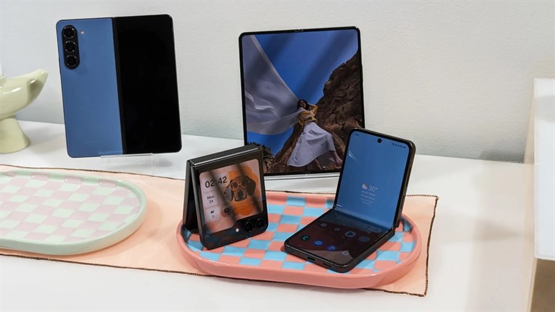 Nên thường xuyên thay miếng dán màn hình mới cho điện thoại gập Nên thường xuyên thay miếng dán màn hình mới cho điện thoại gập