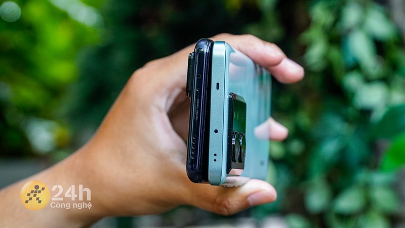 Cạnh trên chứa mic phụ, cùng các cảm biến quen thuộc, đặc biệt Xiaomi 13T Pro (phải) đã không có dòng chữ Harman/Kardon Cạnh trên chứa mic phụ, cùng các cảm biến quen thuộc, đặc biệt Xiaomi 13T Pro (phải) đã không có dòng chữ Harman/Kardon