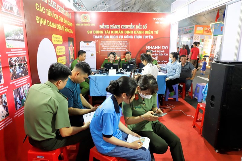 Ứng dụng giả mạo có thể đọc dữ liệu trên máy người dùng và thực hiện lệnh chuyển tiền