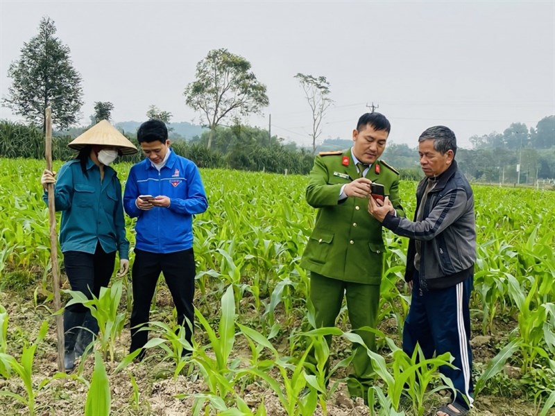 Các cán bộ không hướng dẫn cài đặt VNeID thông qua điện thoại