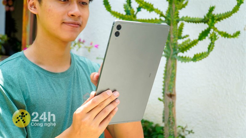 Galaxy Tab S9 FE+ có kích thước, cân nặng vừa phải để sử dụng trên tay nhưng mình vẫn khuyên mọi người nên sắm ốp lưng, giá đỡ để có trải nghiệm tốt nhất