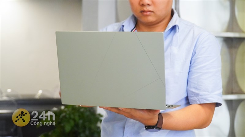 Asus Zenbook 14 OLED UX3402VA (KM085W): Laptop nhỏ gọn cho nữ 2023