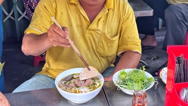 Bún bò for 10,000 VND (0.43 USD) without price increase for several years