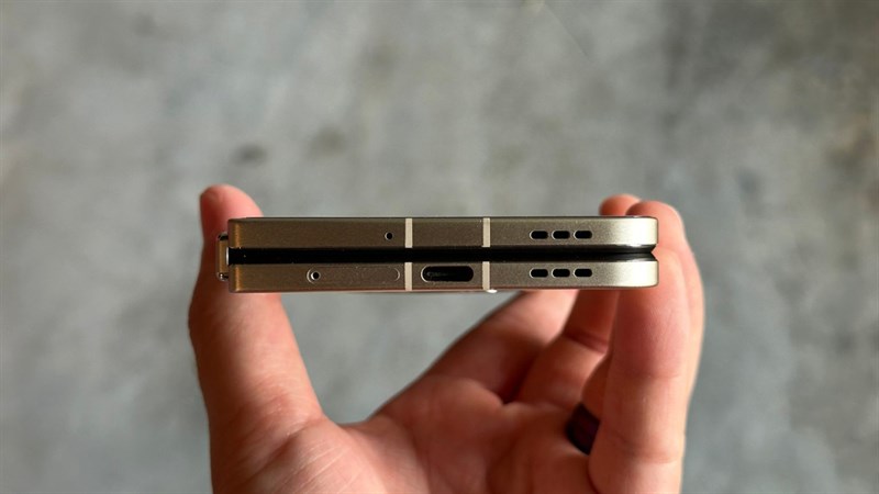 Cạnh đáy của sản phẩm chứa dải loa, mic và cổng cắm USB-C