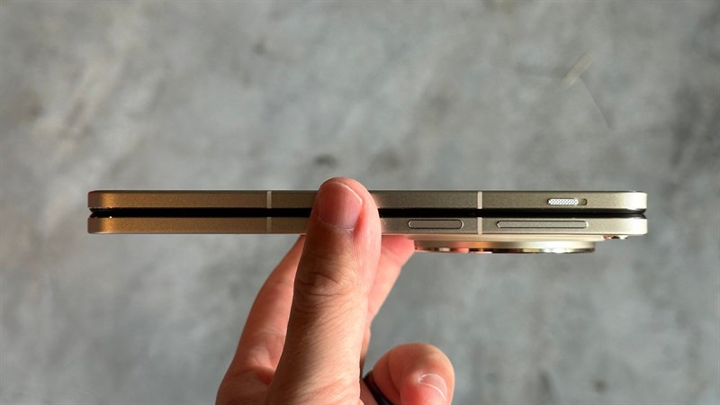 Cạnh trái phải của OPPO Find N3 Flip chứa lần lượt là cần gạt âm, cụm phím tăng giảm âm lượng và cổng nguồn kiêm cảm biến vân tay