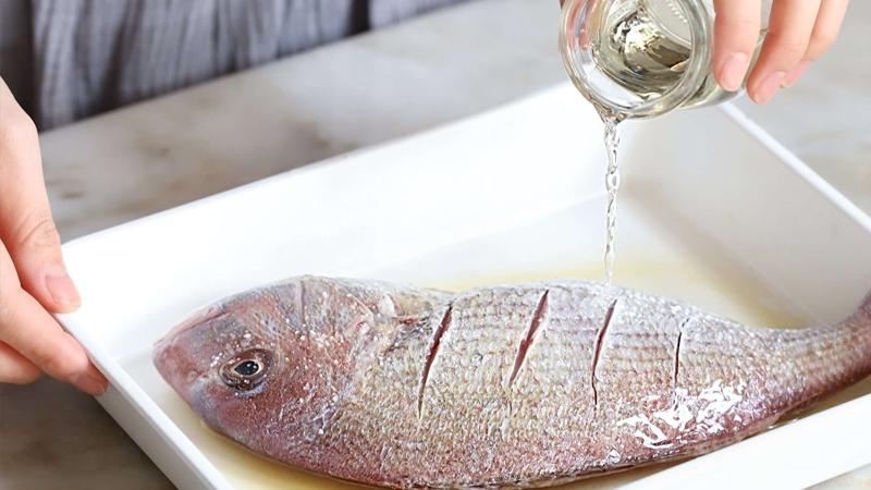 Rượu trắng có thể làm sạch cá