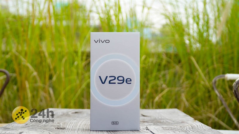 Hộp đựng của Vivo V29e có thiết kế được thay đổi đôi chút so với phong cách đóng gói quen thuộc của hãng. Hộp đựng của Vivo V29e có thiết kế được thay đổi đôi chút so với phong cách đóng gói quen thuộc của hãng.