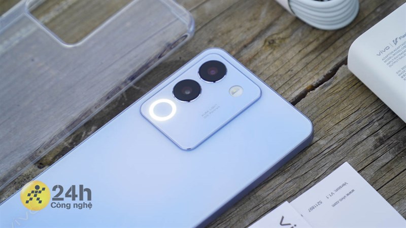 Điểm thu hút người dùng nhất ở mặt lưng của Vivo V29e đó chính là vòng sáng Aura 2.0. Điểm thu hút người dùng nhất ở mặt lưng của Vivo V29e đó chính là vòng sáng Aura 2.0.