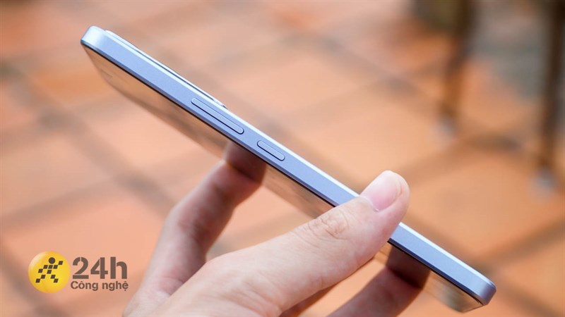 Cạnh phải của Vivo V29e. Cạnh phải của Vivo V29e.