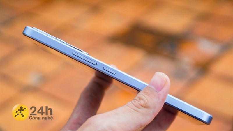 Cạnh trái của Vivo V29e. Cạnh trái của Vivo V29e.