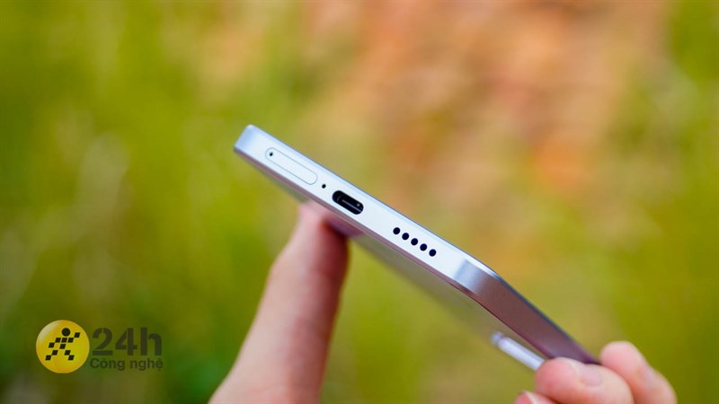 Cạnh dưới của Vivo V29e. Cạnh dưới của Vivo V29e.