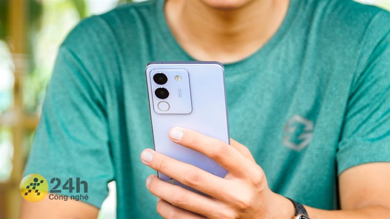 Một điểm nhấn không thể không nhắc đến trên Vivo V29e đó chính là cụm camera sau. Một điểm nhấn không thể không nhắc đến trên Vivo V29e đó chính là cụm camera sau.